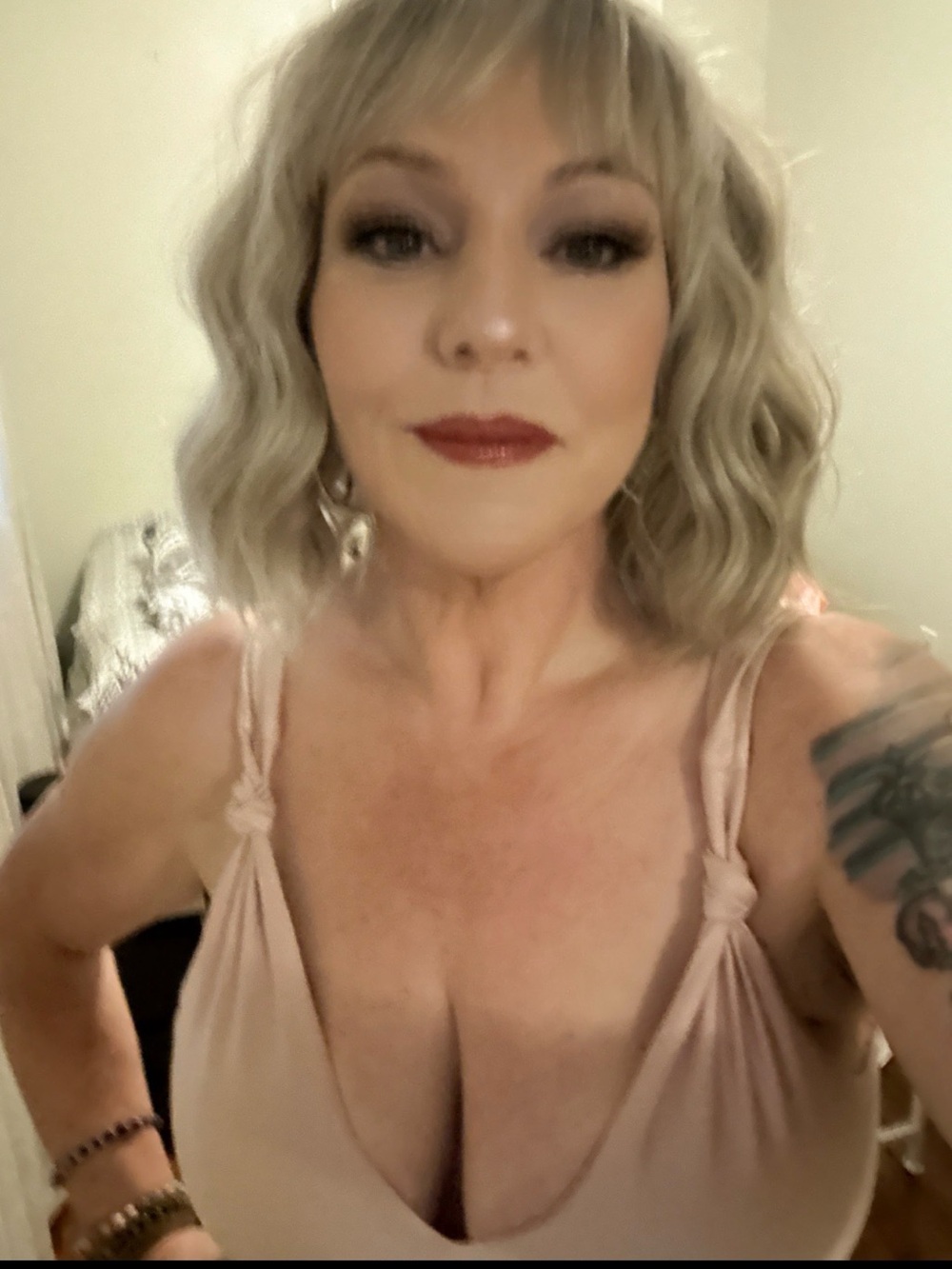 Ash Blonde Wavy Bob Synthetic Wig With Dark Shadow Root & Bangs